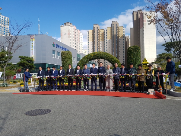 김일권시장, 서형수국회원, 김흥석웅상출장소장, 시,도의원 및 내빈15명이 개장 테이프커팅식을 하고있다