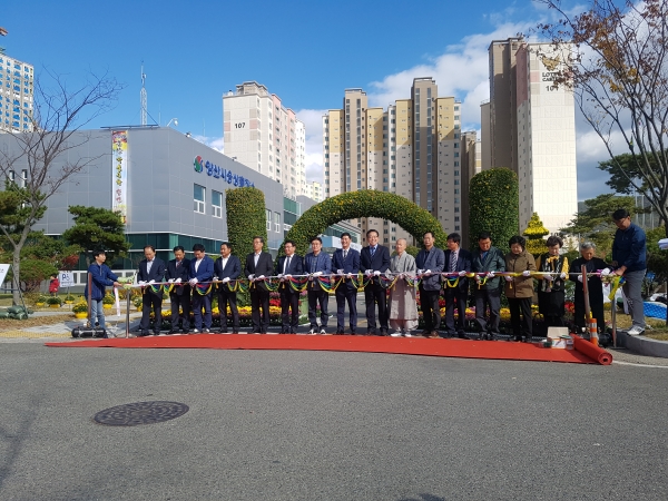 김일권시장, 서형수국회원, 김흥석웅상출장소장, 시,도의원 및 내빈15명이 개장 테이프커팅식을 하고있다