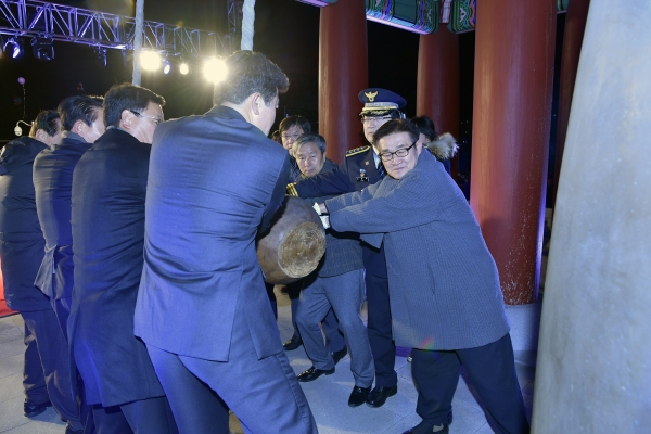 김일권시장과 주요 내빈이 2018 제야의 종 타종을 힘차게 울리고 있다