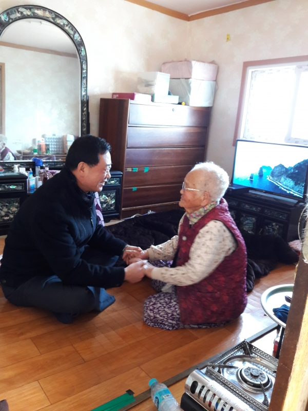 동면 행정복지센터(면장 김승렬)에서 관내 어르신댁 방문을 하고 있다.
