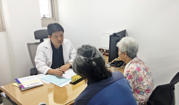 치매 조기검진은 울주치매안심센터나 가까운 보건지소 또는 보건진료소를 방문하여 받을 수 있다.