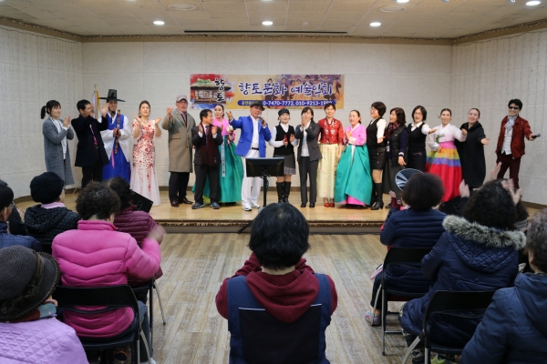 향토예술인회에서 문화공연을 진행했다. (사진출처=웅상종합사회복지관)