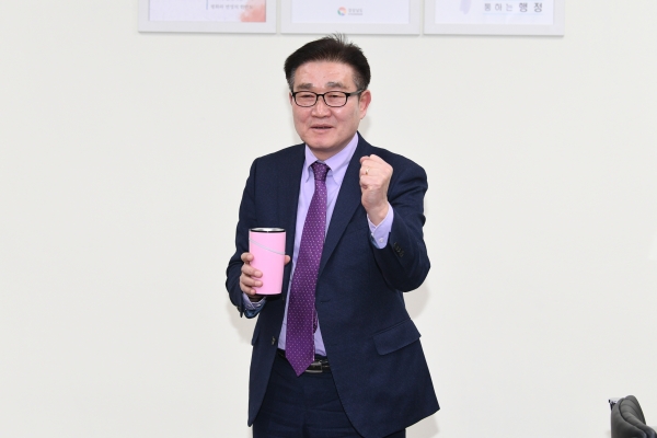 김일권 양산시장이 1회용품 줄이기 실천을 공공기관에서 주도적으로 함께 해주길 바란다며 텀블러 사용을 독려했다. (사진출처=양산시)