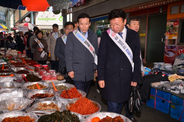 30일 울주군은 덕신1차시장에서 설맞이 전통시장 장보기 행사를 실시했다. (사진충처=울주군)
