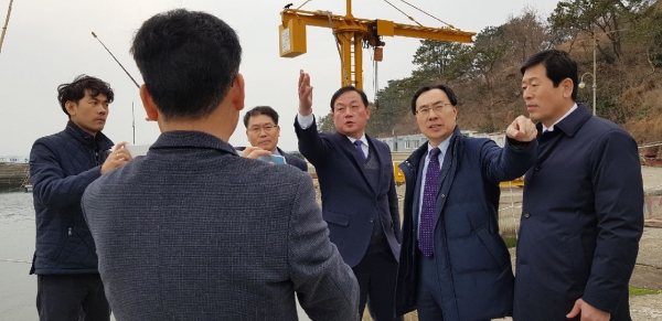 문승욱 경제부지사가 창원명동항을 방문해 사업현황 및 향후 추진방향 등에 대해 청취하고 있다. (사진출처=경남도)