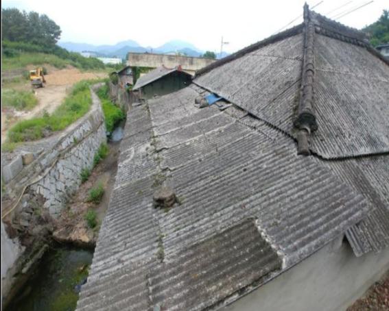 슬레이트지붕개량사례(공사전) (사진출처=경남도)
