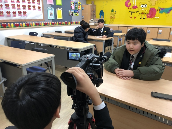 양산미디어센터에서 영산제작 교육생들이 교육받는 모습 (사진출처=양산시)