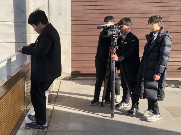 양산미디어센터에서 교육생들이 영상을 제작하는 모습 (사진출처=양산시)