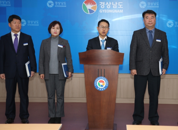 12일 복지보건국에서 브리핑을 하고 있다. (사진출처=경남도)