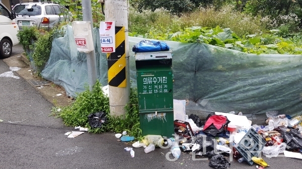 도심 곳곳에 난립해 있는 불법 의류수거함 ⓒ 양산타임스
