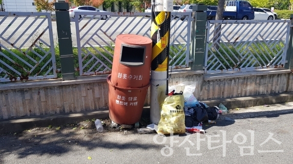 도심 곳곳에 난립해 있는 불법 의류수거함 ⓒ 양산타임스