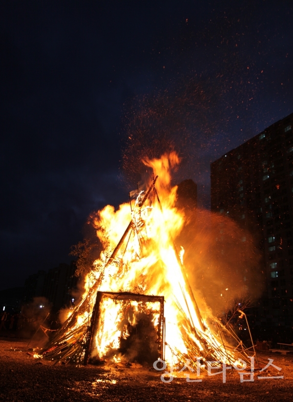 "정월대보름 한마음축제" 행사에서 주민들의 소원을 가득 매달린 달집이 활활 터오르고있다. ⓒ양산타임스