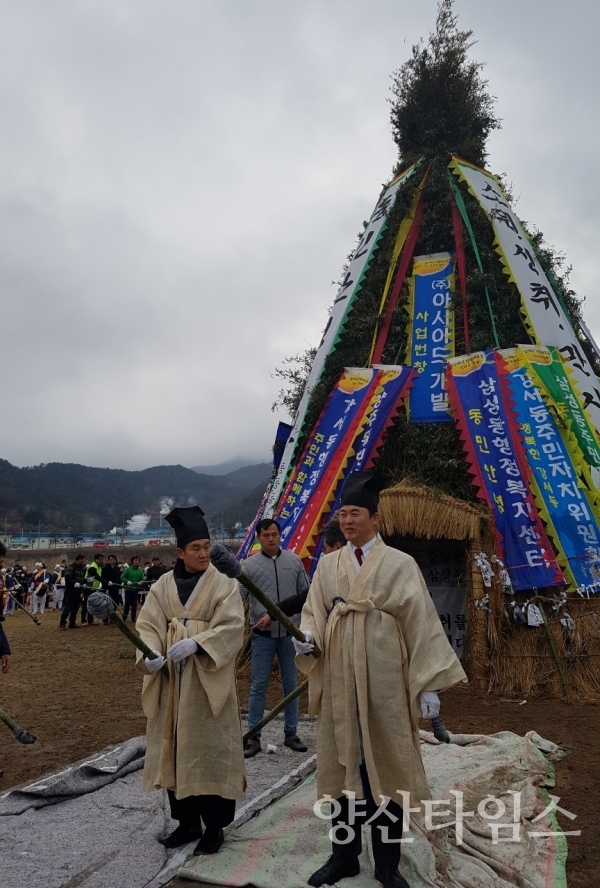 점화식을 준비하는 김일권시장과 윤영석 국회의원 ⓒ양산타임스