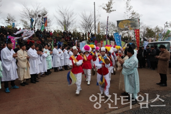 4개동 풍물패가 시민들의 소원을 적은 만장기를 이끌고 달집으로 흥겹게 향하고있다. ⓒ양산타임스