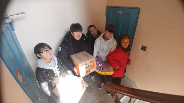 양산고 학생들이 위문품을 휘망마을 홀몸 어르신가구에 직접 전달하고 있다. ⓒ양산타임스