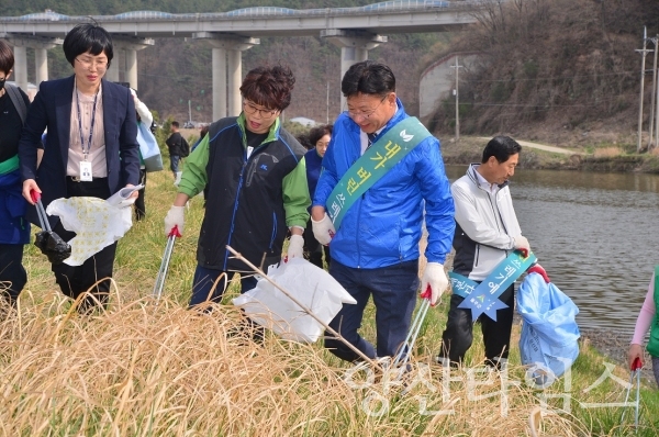 세계 물의 날 행사 일환으로 하전 정화 활동을 하고 있다. ⓒ양산타임스