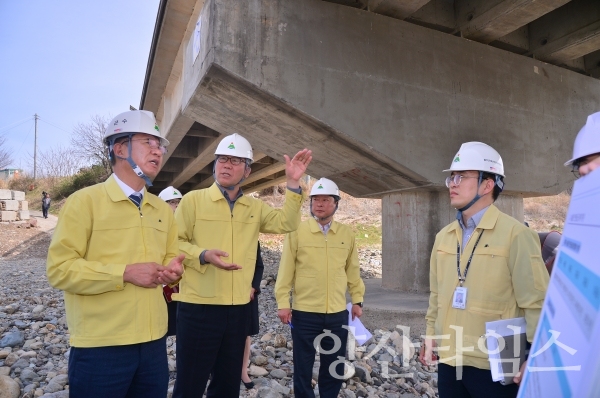 울주군 합동안전점검반이 언양 반천교에서 교량안전 관리 실태를 점검하고 있다. ⓒ양산타임스