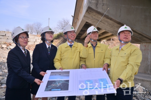 울주군 합동안전점검반이 언양 반천고ㅛ에서 교량안전 관리 실태를 점검하고 있다. ⓒ양산타임스