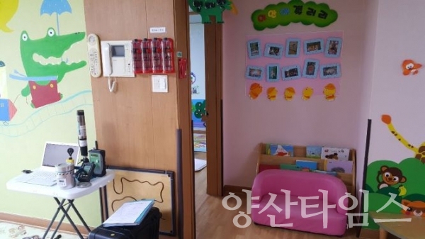 어린이집에서 실내공기질을 측정하고 있다. ⓒ양산타임스