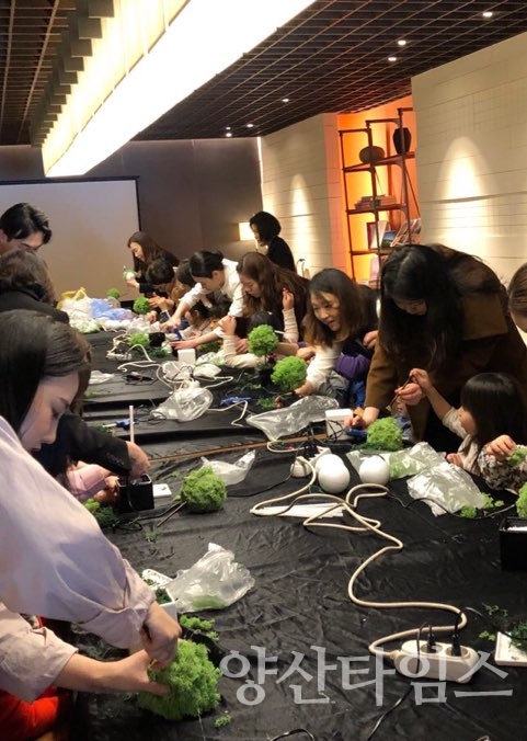 기장군 드림스타트 아동들이 힐튼부산에서 'Earth Week'행사에 참여하고 있다. ⓒ양산타임스