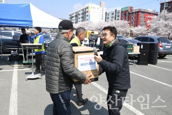 행운권추첨에 당첨된시민이 김일권시장으로부터 기쁘게 물품을 전달받고있다. ⓒ양산타임스