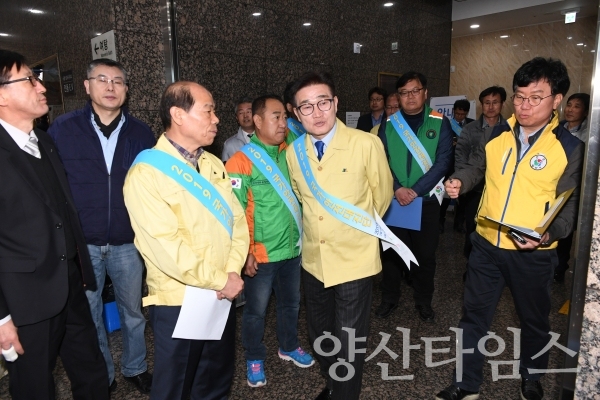 김일권 시장이 건설현장을 방문해 안전관리현황을 점검하고 있다. ⓒ양산타임스