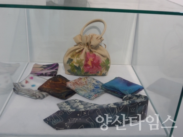 울주군선바위도서관 '생활염색전'에 전시된 작품 ⓒ양산타임스