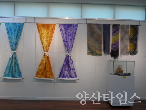 울주군선바위도서관 '생활염색전'에 전시된 작품 ⓒ양산타임스