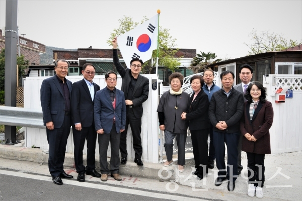 김일권 시장이 '국가유공자 명패달아드리기' 사업의 첫 번째로 황만우 선생 후손댁을 방문했다. ⓒ양산타임스