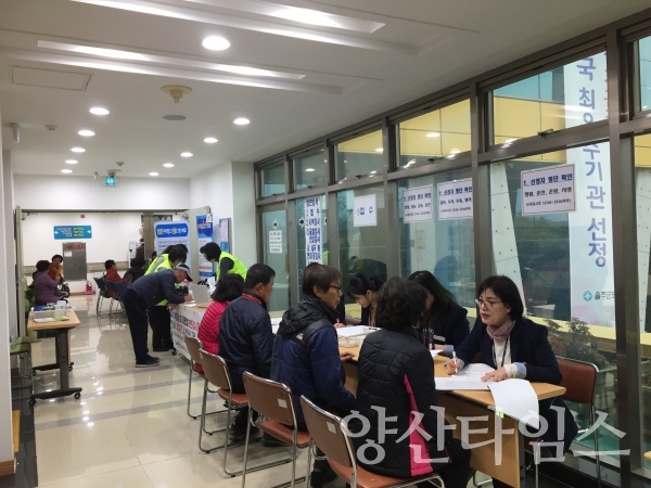 지난 10일 실시한 '찾아가는 무료 눈 검진' ⓒ양산타임스
