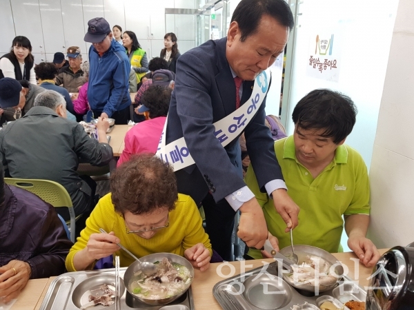웅상새마을금고는 웅상지역 취약계층 및 거동불편 장애인 250명에서 삼계탕을 대접했다. ⓒ양산타임스