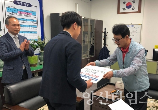 26일 덕계동지역사회보장협의체는 저소득층 청소년들에게 장학금을 전달했다. ⓒ양산타임스
