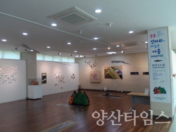 2층 전시홀에 전시되어 있는 동화일러스트 전시회 ⓒ양산타임스