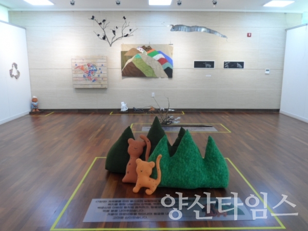 2층 전시홀에 전시되어 있는 동화일러스트 전시회 ⓒ양산타임스