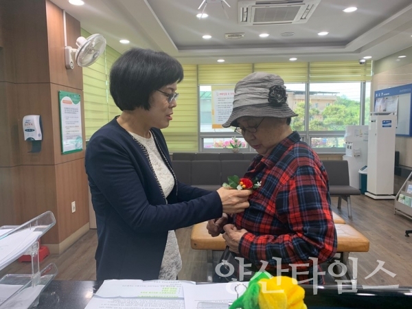 울주군 남부통합보건지소가 어버이날을 맞아 방문어르신들께 카네이션 꽃을 달아 드리는 행사를 열었다. ⓒ양산타임스