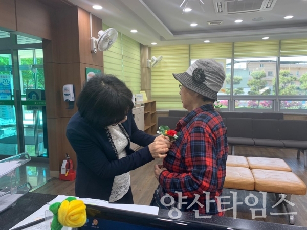 울주군 남부통합보건지소가 어버이날을 맞아 방문어르신들께 카네이션 꽃을 달아 드리는 행사를 열었다. ⓒ양산타임스