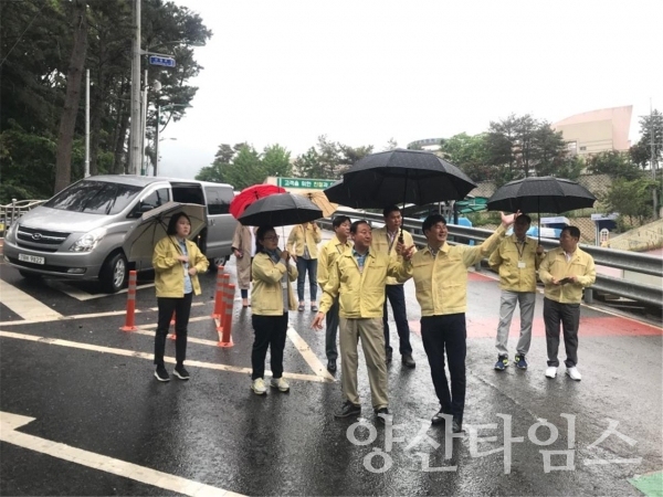 더불어민주당 양산시의원들이 평산동 신명초등학교 주변을 방문해 학생 등하교 위험구간을 확인하고 있다. ⓒ양산타임스