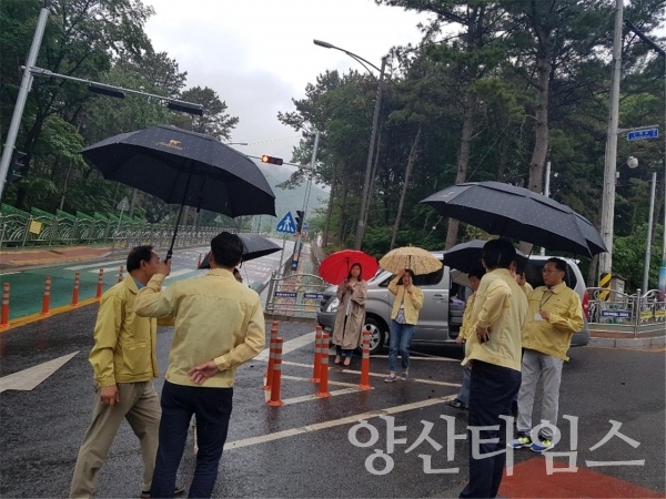 더불어민주당 양산시의원들이 평산동 신명초등학교 주변을 방문해 학생 등하교 위험구간을 확인하고 있다. ⓒ양산타임스