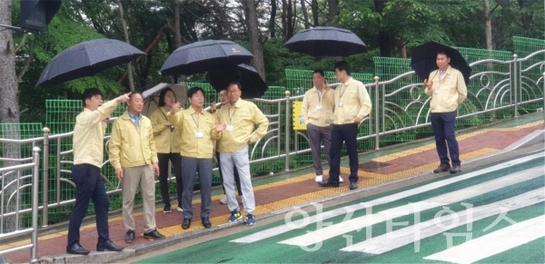 더불어민주당 양산시의원들이 평산동 신명초등학교 주변을 방문해 학생 등하교 위험구간을 확인하고 있다. ⓒ양산타임스