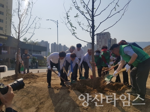 '양산시민 건강숲' 조성 기념식재 ⓒ양산타임스