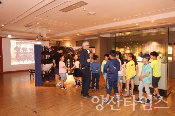 양산시립박물관의 ‘1919, 양산으로부터의 울림’에 관람객들이 전시를 관람하고 있다. ⓒ양산타임스