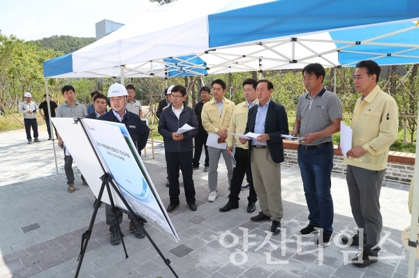 양산시의회 도시건설위원회(위원장 임정섭)가 석계2일반산업단지 현장을 둘러보고 있다ⓒ양산타임스