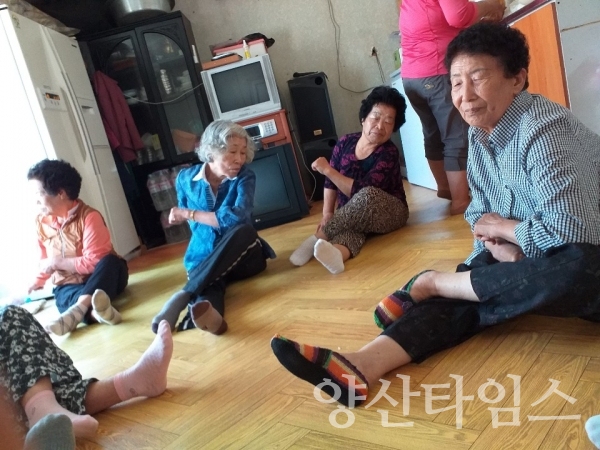 온산읍 산성경로당에서 운영되는 관절염 예방 기공체조 프로그램 ⓒ양산타임스