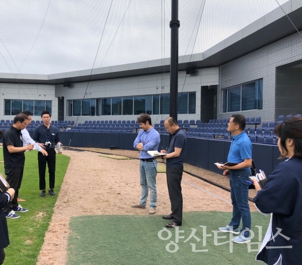 기장군과 WBSC가 기장-현대차드림볼파크에서 경기설 시설점검을 하고 있다. ⓒ양산타임스