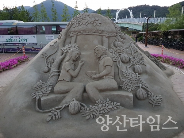 양산역 환승센터에 설치된 김길만 작가의 모래조각 작품 ⓒ양산타임스