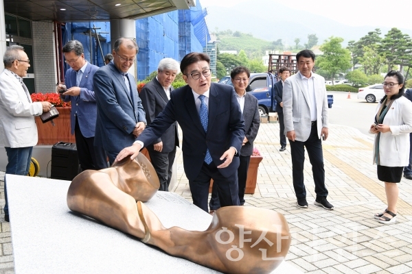 양산시(시장 김일권)는 소통의 의미가 담긴 조형물인 ‘소통전화기’를 설치했다. ⓒ양산타임스