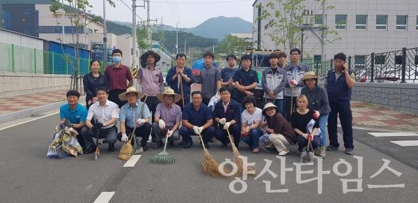 양산시 웅상출장소는 지난 2일 용당일반산업단지 입주자협의회와 함께 용단일반산업단지 환경정비 캠페인을 실시했다. ⓒ양산타임스