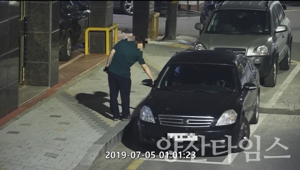 울주군 온산읍 용방소공원 외곽 노상에 주차된 차량의 문을 강제로 개방하려는 현장사진 ⓒ양산타임스