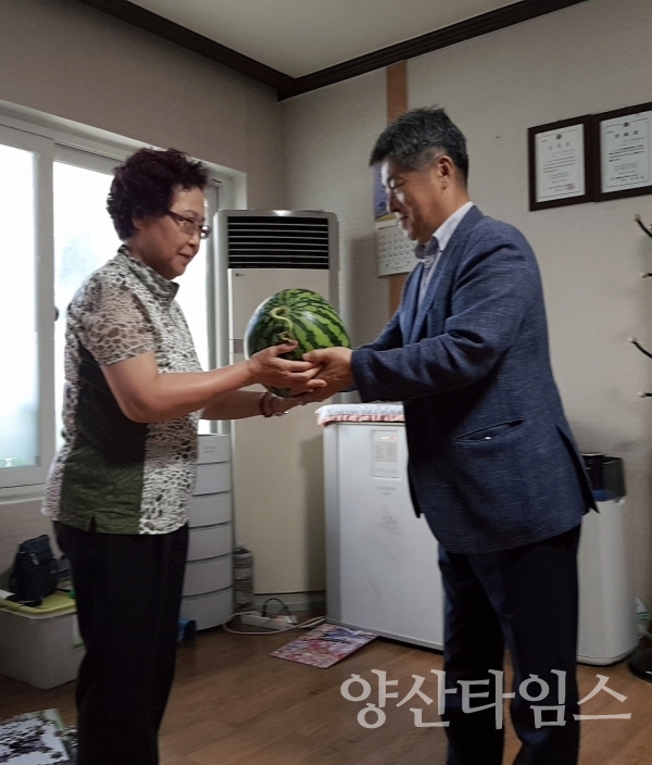 덕계동 주민자치위에서 관내 어르신들께 수박을 전달했다. ⓒ양산타임스