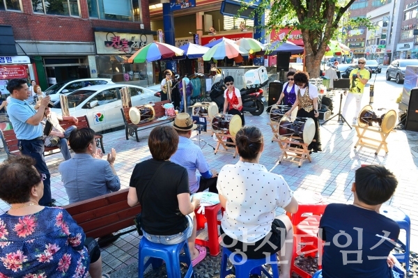 양산 남부시장 인근 '삼일공원'에서 매달 2회 버스킹 공연이 열린다. ⓒ양산타임스